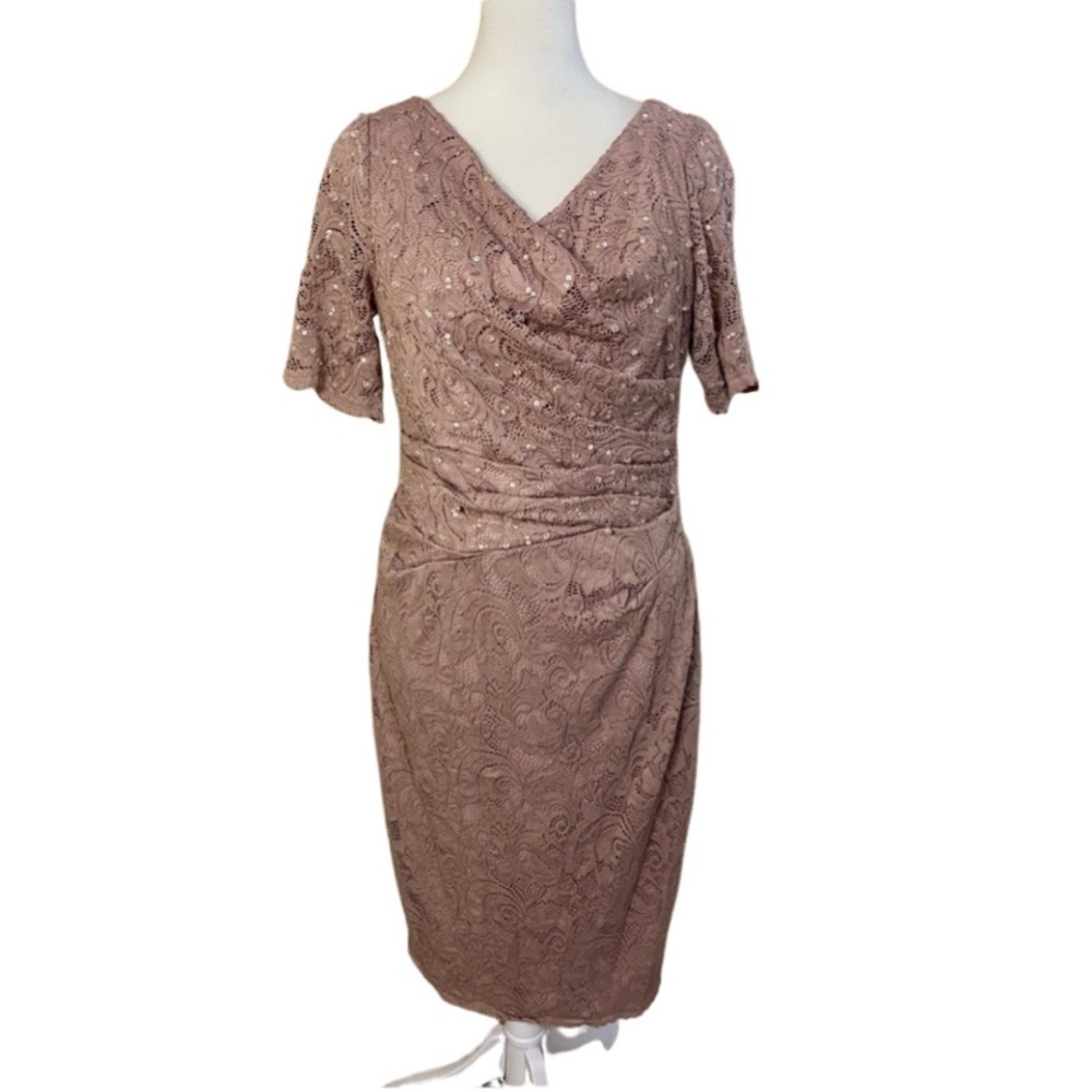 Adrianna Papell Elegant Lace Dress in Dusty Pink. Size 8. Zip Back.